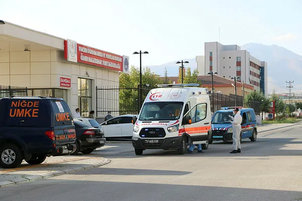 nigdede-karantinayi-ihlal-eden-5-koronaviruslu-vatandas-zorla-yurda-yerlestirildi-1600975643133.jpg Niğde'de karantinayı ihlal eden 5 koronavirüslü vatandaş, 900'er lira ceza yedikten sonra zorla yurda yerleştirildi-2