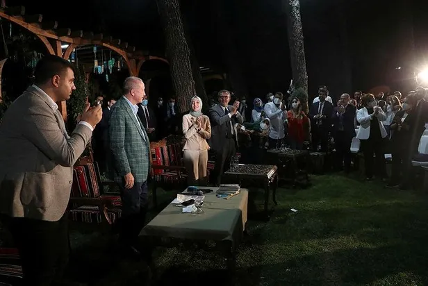 son-dakika-baskan-erdogan-kahramanmarasta-genclerle-siir-gecesi-programinda-bulustu-1631389228025.jpeg