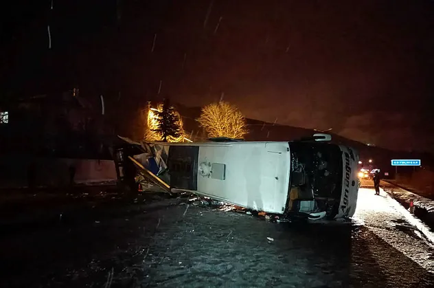 Sivas'ta yolcu otobüsü kaza yapan tıra çarparak devrildi! 4'ü ağır 15 yaralı