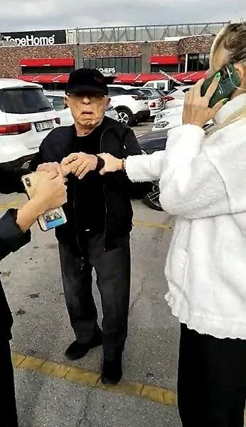 370-kisi-hayatini-kaybetmisti-o-binalarin-muteahhidi-mehmet-ozat-depremzede-yakinlar-yakalatti-1699612769847.jpeg 370 kişi hayatını kaybetmişti! O binaların müteahhidi Mehmet Özat'ı depremzede yakınları yakalattı-2