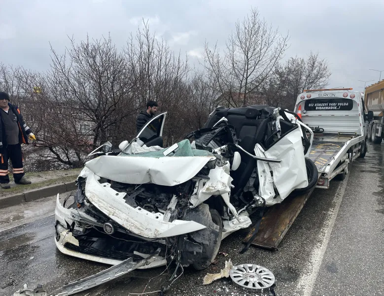 Kağıt gibi olan araçtan sağ çıktılar