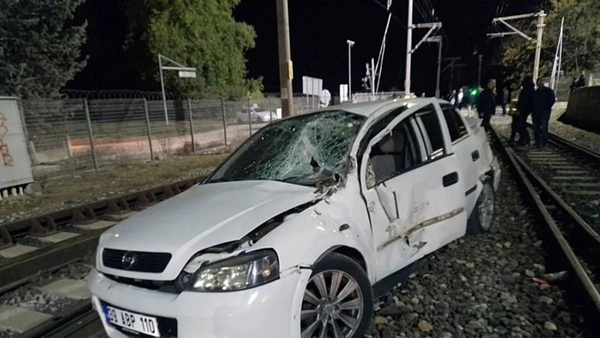 Kırklareli'nde korku dolu anlar! Trenle otomobil çarpıştı