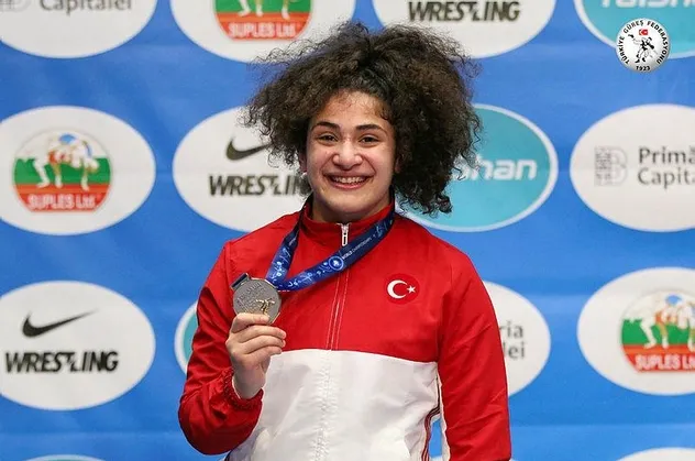 Milli güreşçi Ayşegül Özbeğe'den gümüş madalya