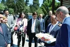 Başkan Erdoğan Eyyam-ı Bahur sıcaklarında kendisini takip eden basın mensuplarına dondurma ikram etti