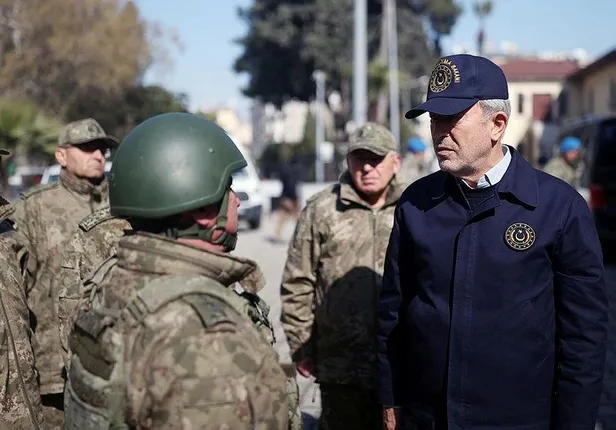 askerler-erken-terhis-mi-edilecek-milli-savunma-bakani-hulusi-akar-noktayi-koydu-deprem-bolgesi-icin-izin-kara-1676624853901.jpeg