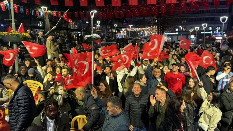 1774994320011.jpeg Yağmur dinmedi destek bitmedi: Dört bir yanda milli maç coşkusu kent meydanlarında yaşandı-6