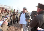 Kuzey Kore lideri Kim Jong-un koronavirüse meydan okudu: Maske ve eldivensiz bir şekilde askeri tatbikatta!