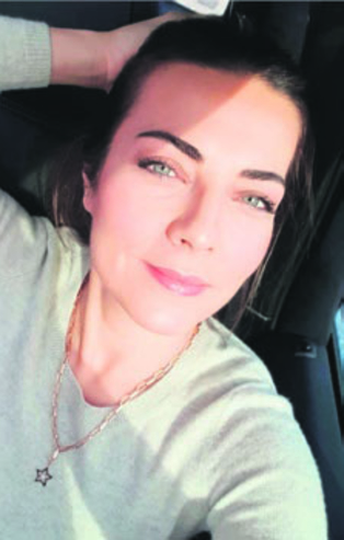 Burcu Kara güzelliğiyle ışık saçtı