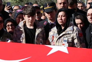 Şehit Astsubay Başçavuş İlker Aykut’u eşi ve oğlu askeri kamuflaj giyerek uğurladı