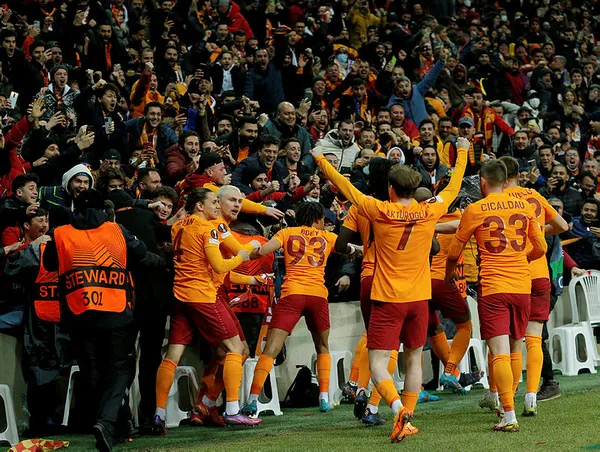 1651746886086.jpg Galatasaray'da ayrılık rüzgarı! Marcao, Nelsson, Kerem Aktürkoğlu ve Cicaldau hazırlığa başladı-4