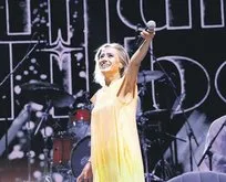 Yıldız Tilbe konserinde peruğunu çıkartıp fırlattı!