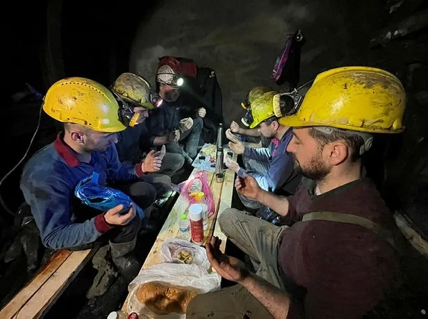 Zonguldak'ta maden işçileri ilk sahurlarını yerin metrelerce altında yaptı-2