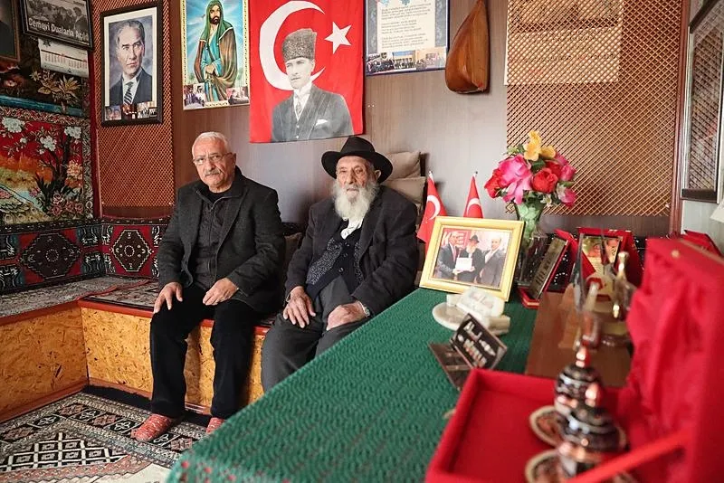 Ahmet Uğurlu'nun oğlu, Beşsaray Köyü Cemevi Başkanı Hüseyin Uğurlu, açıklamalarda bulundu. (AA)