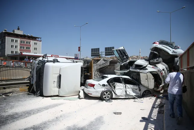 Freni boÅalan kamyon, 4 araca çarpıp yan yattı: 5 yaralı