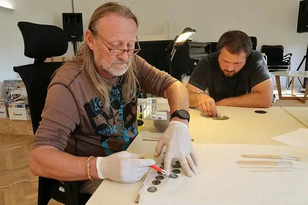 israrla-eseledi-gezmeye-cikarilan-kopek-14-yuzyildan-kalma-hazine-buldu-1631573112385.jpeg Israrla eşeledi! Gezmeye çıkarılan köpek 14. yüzyıldan kalma hazine buldu-6