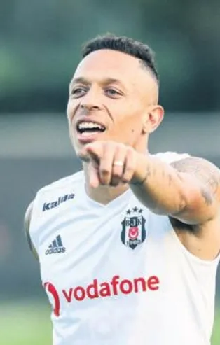 Betis Adriano için kapıyı çalacak