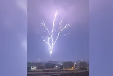 Mekke kentinde elektrik fırtınası!