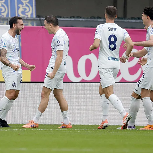 Hakan Çalhanoğlu’nun asisti İtalya’yı salladı!