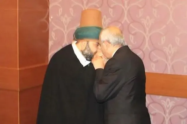 "Bakan Abdülhamit Gül tarikat liderinin elini öptü" diye yaygara koparanlar Kılıçdaroğlu'na tek kelime etmedi!