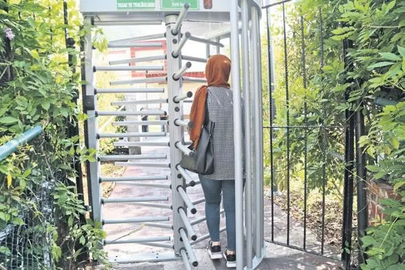 lisede-kuran-i-kerime-tekme-atan-ogrencinin-skandal-goruntuleri-sosyal-medyayi-ayaga-kaldirdi-1654638475018.jpeg Lisede Kur'an-ı Kerim'e tekme atan öğrencinin skandal görüntüleri sosyal medyayı ayağa kaldırdı-9