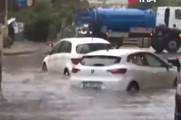 Meteoroloji'nin uyarıları sonrası İstanbul'da yollar göle döndü! İlçe ilçe çöküş: Duvar ve yol çöktü apartmanda mahsur kaldılar