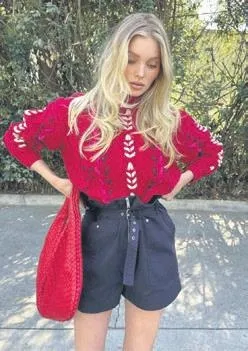 Rachel Araz yürekleri ağza getirdi! Gözünü kırpmadan köpek balıklarıyla dolu denize atladı