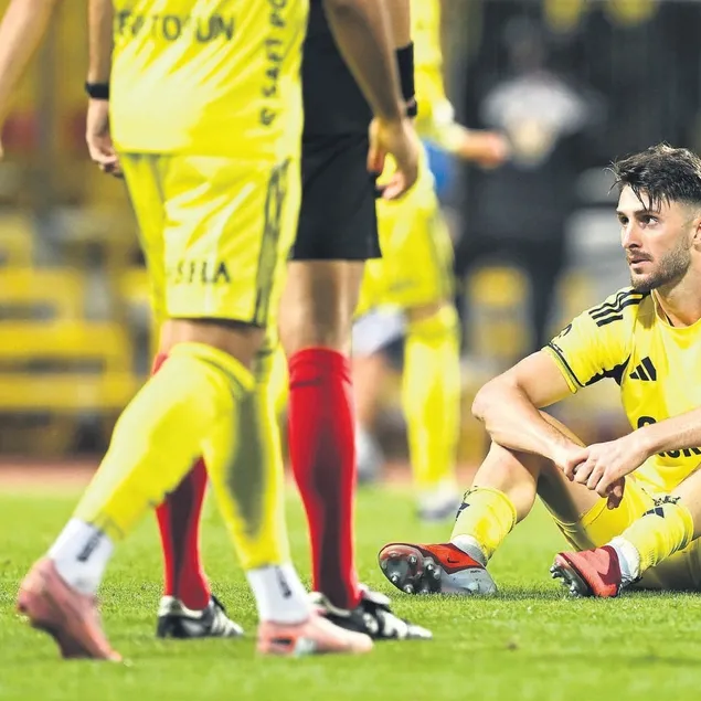 Fener enkaz altında