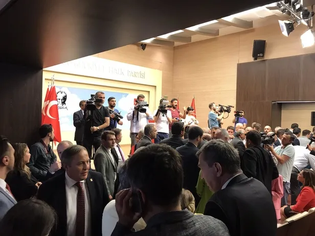 chpde-degisim-atesi-tavsan-aday-ozgur-ozel-bugun-tutum-alip-kilicdaroglunun-koltuguna-talip-oluyor-kurultay-ta-1694775491632.jpeg CHP'de değişim ihtilali! Tavşan aday Özgür Özel Kılıçdaroğlu'na karşı adaylığını ilan etti: İlk destek Ekrem İmamoğlu'ndan geldi-6