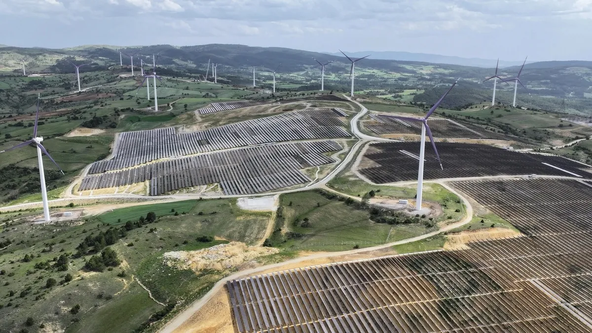 elektrik-altyapisina-28-milyar-dolarlik-yatirim-plani-1789598804725.jpeg Türkiye’nin elektrik altyapısında dev yatırım! 2035’e kadar 28 milyar dolarlık enerji hamlesi-2
