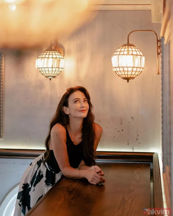 20’liklere taş çıkaran Ceren Benderlioğlu “Genç kalmanızı sağlar” deyip güzellik sırrını açıkladı! EDHO’nun Ömür’üydü... - 4