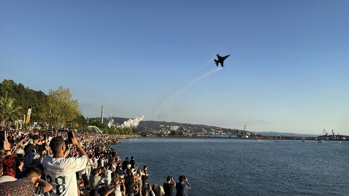 1783799316380.jpeg Yarım saat süren uçuşun ardından etkinlik, sahilde düzenlenen konserlerle devam etti.