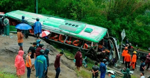 Afrika ülkesi şokta! 106 kişiyi taşıyan otobüs uçurumdan uçtu: 35 ölü, 16'sı ağır 71 yaralı
