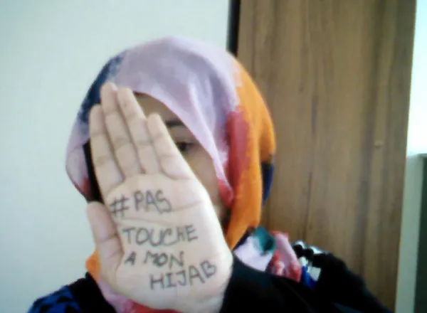 fransada-musluman-kadinlar-siyasetcilerin-surekli-gundeminde-olan-basortusu-yasaklarina-karsi-pas-touche-a-mon-hijab-basortume-dokunma-kampanyasi-basl-1620376831656.jpg