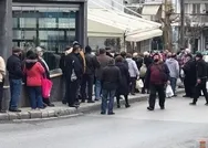 Türkiyeye karşı silahlanmaya milyarlar akıtan Yunanistanda durum içler acısı! Bir tabak bedava yemek için kilometrelerce kuyruk!