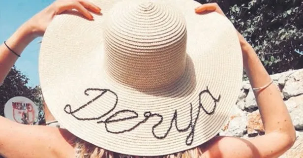 Datça’da tatilini sürdüren Derya Şensoy şapkalarıyla dikkat çekti