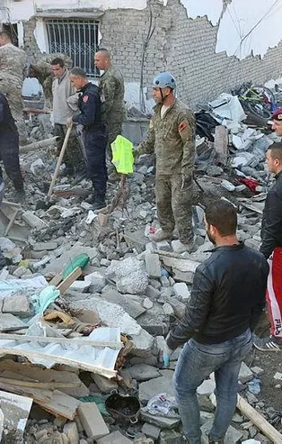 Yardım uçağı Arnavutluk'a hareket etti