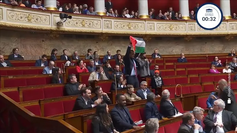 fransiz-parlamentosunda-ikinci-uzaklastirma-rachel-keke-yine-filistin-bayragi-acti-fransa-filistini-taniyana-k-1717616948363.jpg