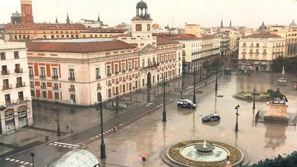 Coronavirüs nedeniyle birçok ülkenin ‘kalbi’ olarak bilinen meydanlar bomboş kaldı-2