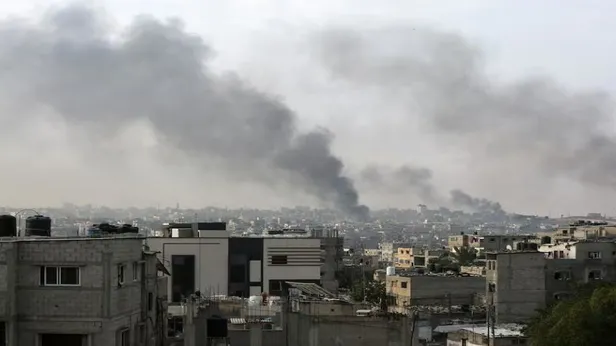 Refah’ta siyonist ilhak! İsrail tankları şehir merkezinde: Soykırım ordusu çadırları fosfor bombası ile vurdu | BM: En az 200 kişi öldürüldü