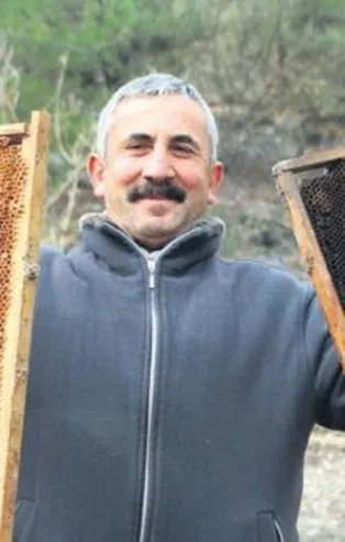 Bilecek'te bir ayı etrafı elektrik telleriyle çevrili arı kovanlarına ulaşmak için yeri kazarak 57 kovanı talan etti