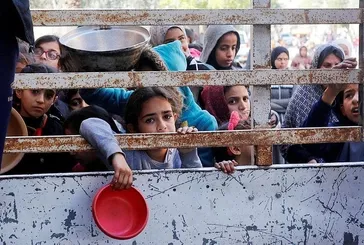 Tarih böyle vicdansızlık görmedi! Katil sürüsü İsrail insanı yardımların Gazze'ye girmesine engel oluyor