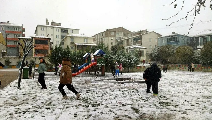 hava-durumu-istanbula-kar-yagisi-basladi-sicakliklar-10-derece-birden-dustu-bugun-hava-nasil-olacak-1704791809030.jpeg HAVA DURUMU | İstanbul'a kar yağışı başladı! Sıcaklıklar 10 derece birden düştü! Uyarı üstüne uyarı: Yağışlar ne kadar devam edecek? Hafta sonu kar var mı?-23