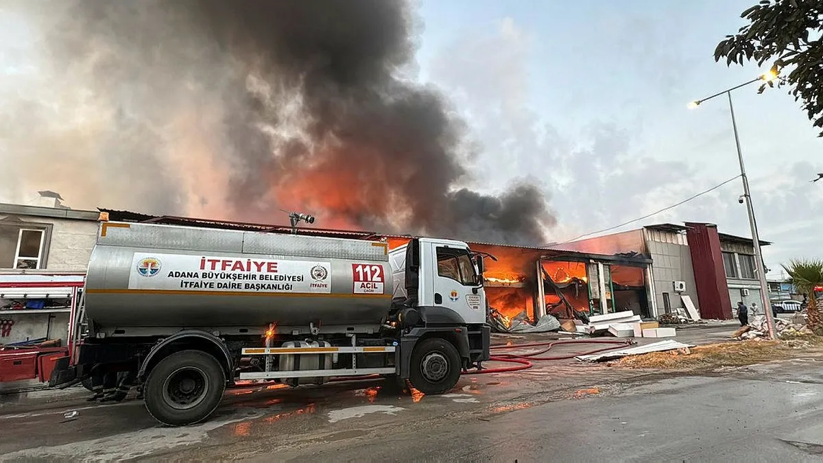 Adana'da yangın! Alevler bir anda sardı! Ekiplerin müdahalesi sürüyor