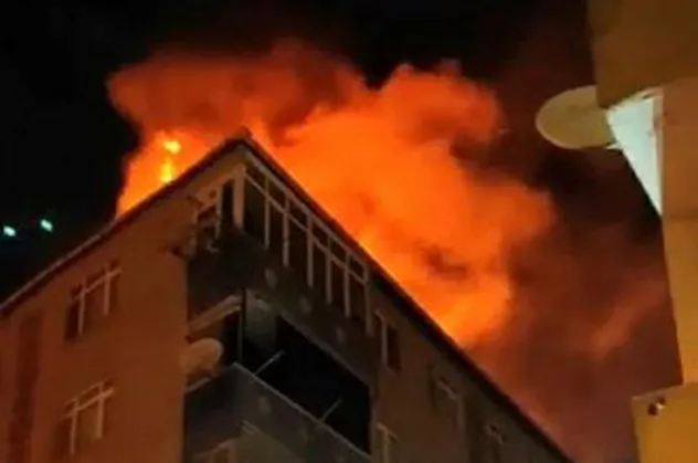 Bağcılar'da çatı yangını! Alev alev...
