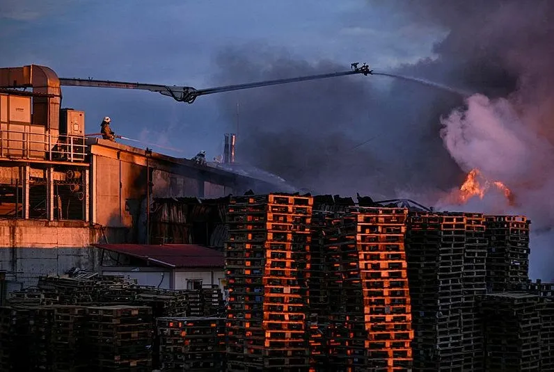 Esenyurt’ta fabrika yangını!