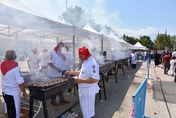 Bursa'da bedava köfte ekmek kuyruğu! Bedava olduğunu duyan koştu, 2 saatte tükendi-5