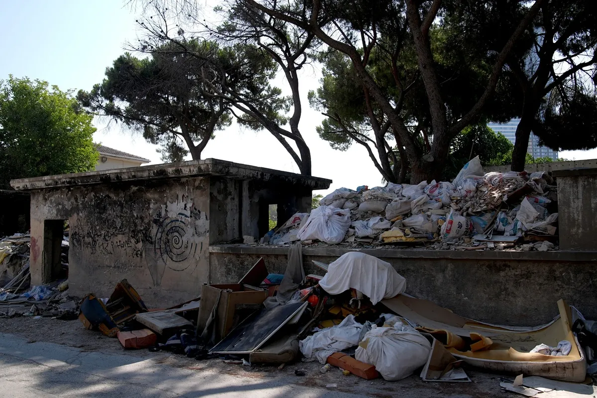 izmir-konakta-rezidanslarin-yani-basi-copluk-1784630859708.jpeg İzmir Konak'ta moloz isyanı... Umurbey Mahallesi'nde lüks rezidansların yanı başı çöplük-3