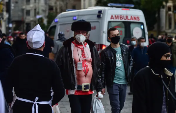 son-dakika-haberi-koronavirus-salgininda-taksimde-bir-turistin-ilginc-kiyafeti-dikkat-cekti-1609137678118.jpg SON DAKİKA HABERİ: Koronavirüs salgınında Taksim'de bir turistin ilginç kıyafeti dikkat çekti-2