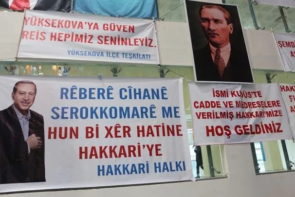 Hakkari Türk bayraklarıyla oraya koştu-5