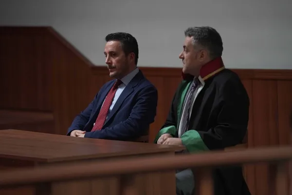 ates-kuslari-19-bolum-2-fragmani-yayinlandi-benim-abilerim-katil-degil-1685997241272.jpg Ateş Kuşları 19. bölüm 2. fragmanı yayınlandı: "Benim abilerim katil değil!"-4